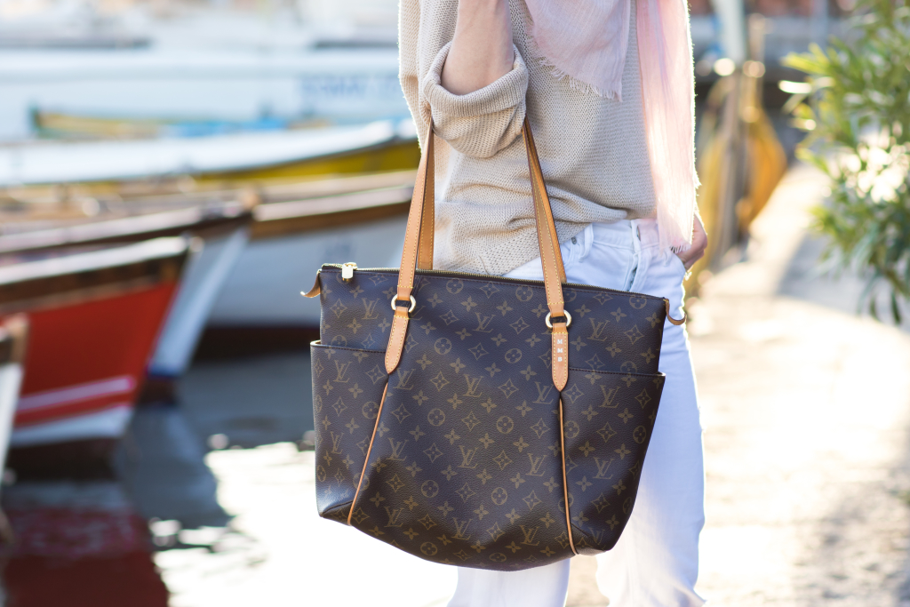 Louis Vuitton Totally MM monogram tote, bllush pink scarf with beige  sweater and white jeans - Meagan's Moda