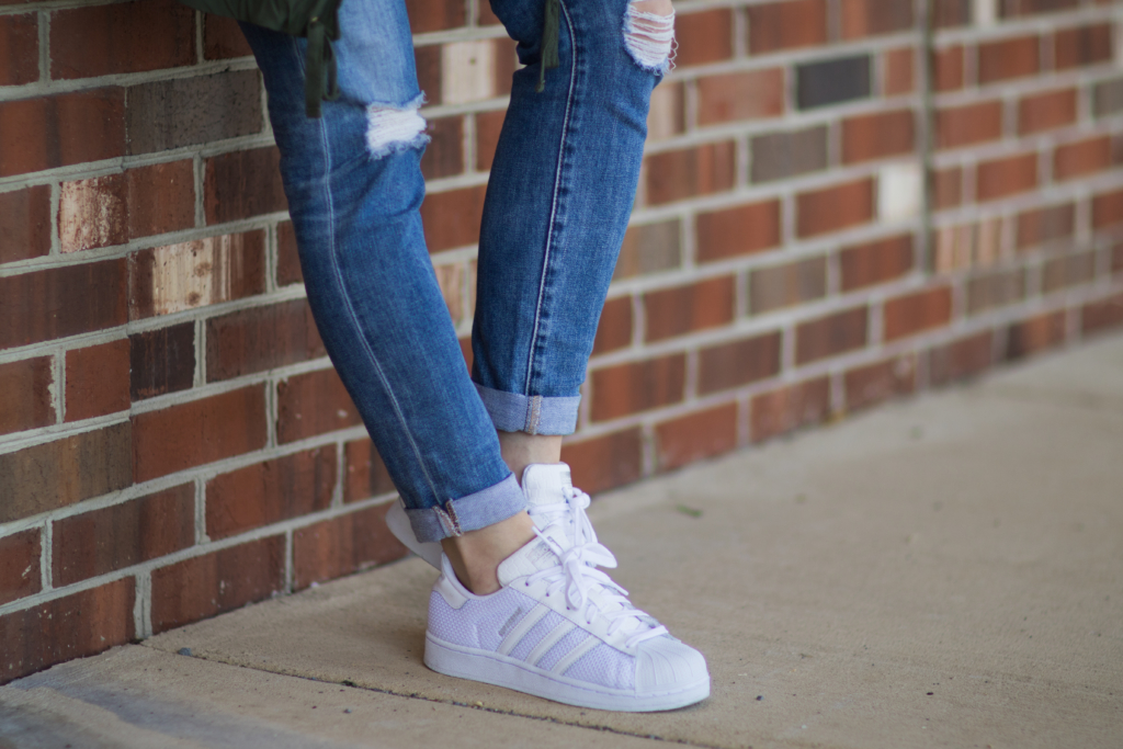 Cartero Extra Gracias jeans con adidas superstar bolita Normalmente ...