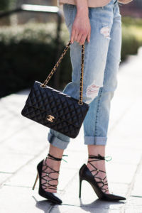 kampagne Lydighed essens Treasure & Bond boyfriend jeans, Valentino Rockstud black lace-up pumps,  Chanel medium classic flap bag black with gold hardware - Meagan's Moda