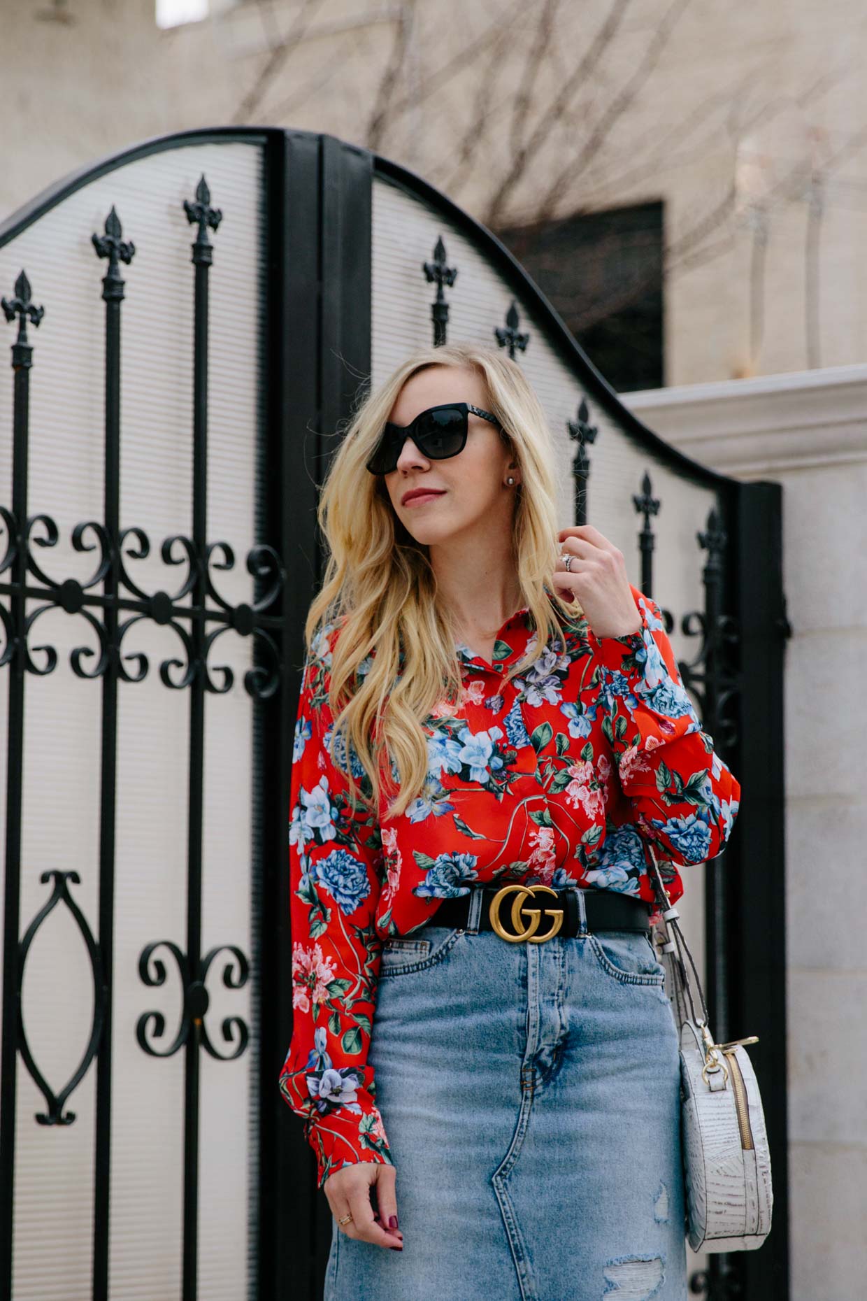Spring outfit idea with floral print blouse Gucci belt and denim